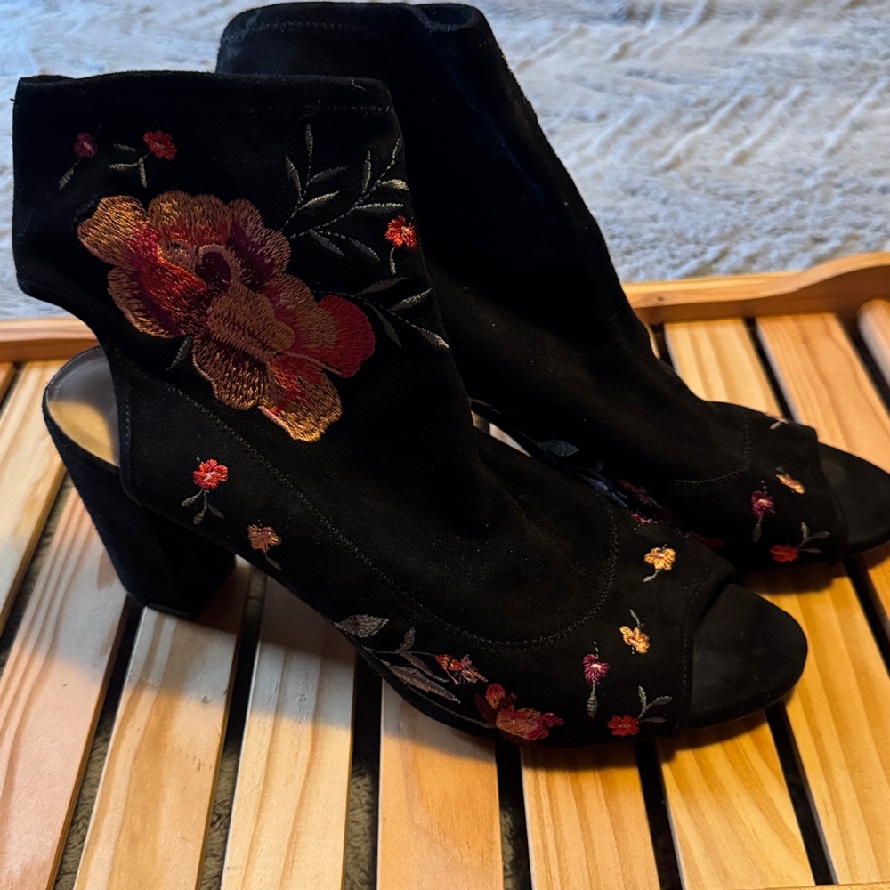 Black Floral Embroidered Heeled Boots